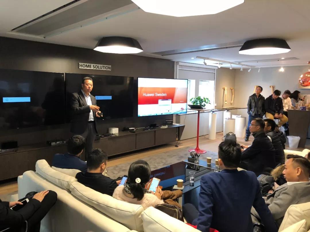 (周信谋先生正为学员们介绍)