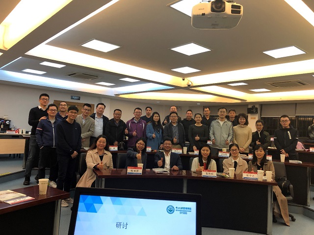 (图为韦立坚副教授与员工合影)