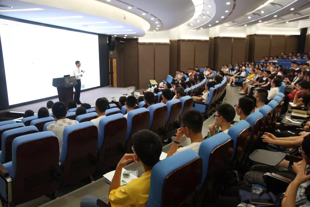 ▲新生在认真听讲