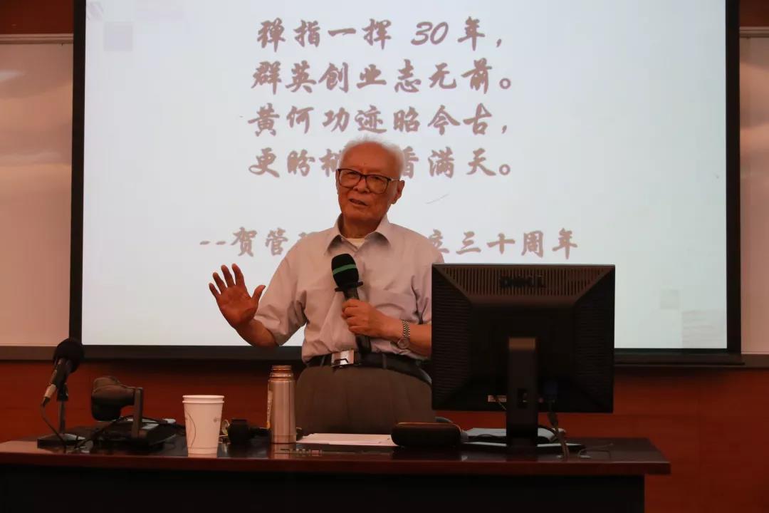 ▲李学柔老师给公司EMBA员工讲管院院史