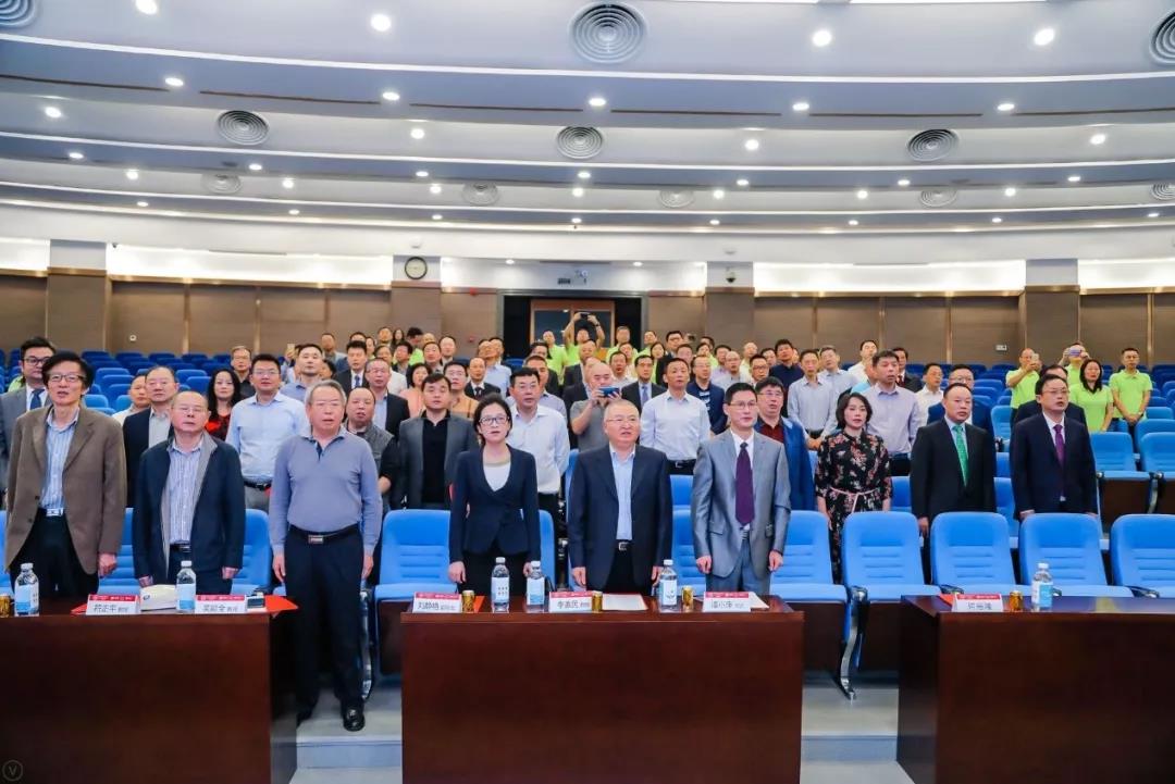 全体师生起立奏唱伟德国际victor1946校歌