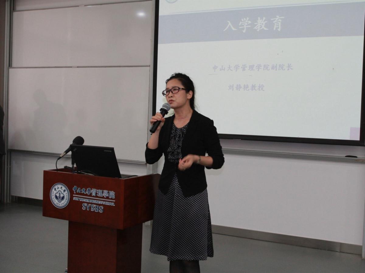 刘静艳副经理面向新同学开展学前教育