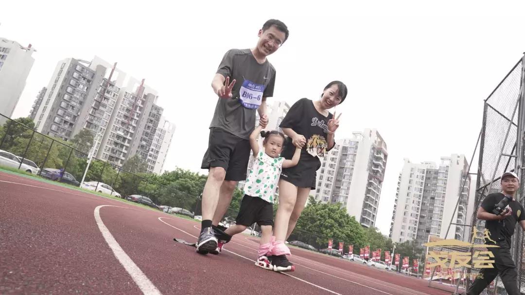 前脚跟妈妈、后脚跟爸爸，小宝宝走得太有范啦