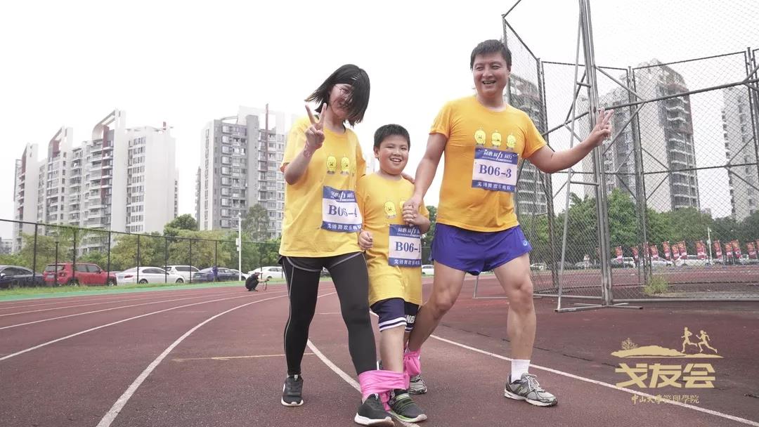 厉害了，绑上双脚还能跑！