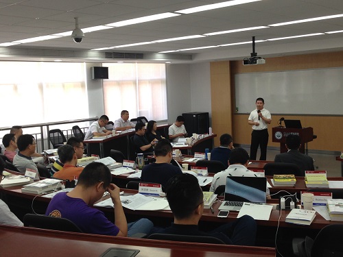 同学们在讨论之后在讲台上发言1