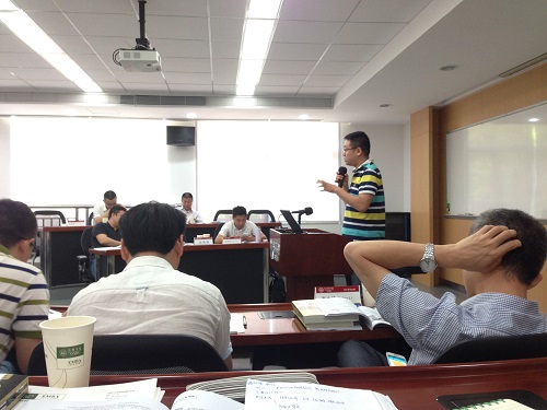 同学们在讨论之后在讲台上发言2