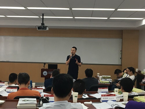 同学们在讨论之后在讲台上发言3