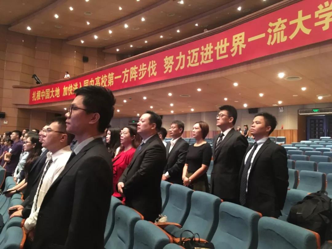 同学们齐唱伟德国际victor1946校歌