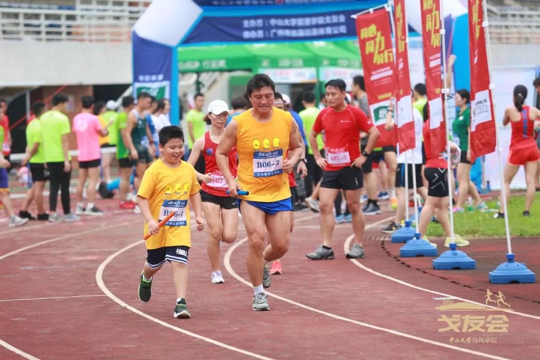 啥时混进来的小队员？！