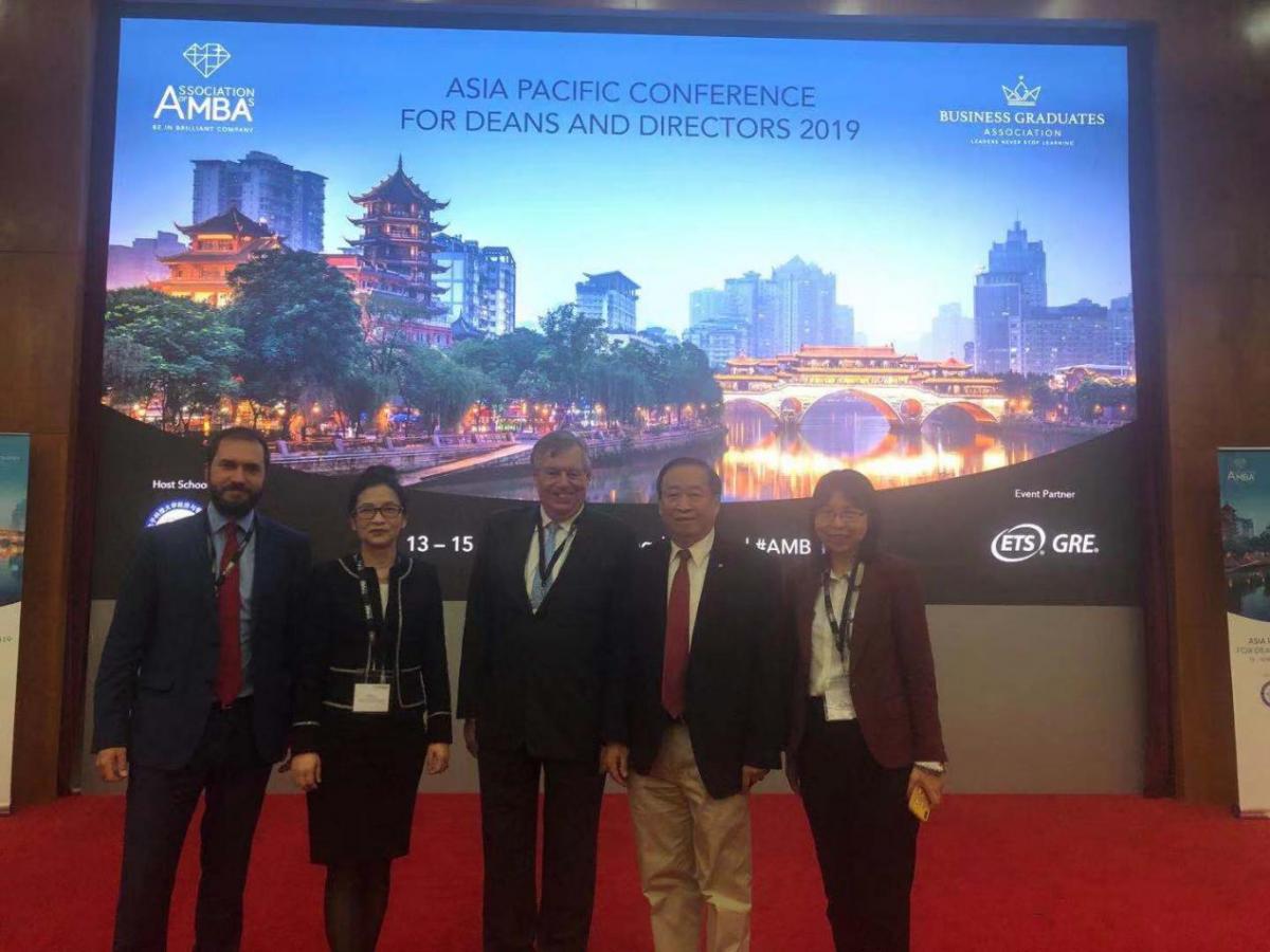 图 伟德国际victor1946代表与AMBA专家合影