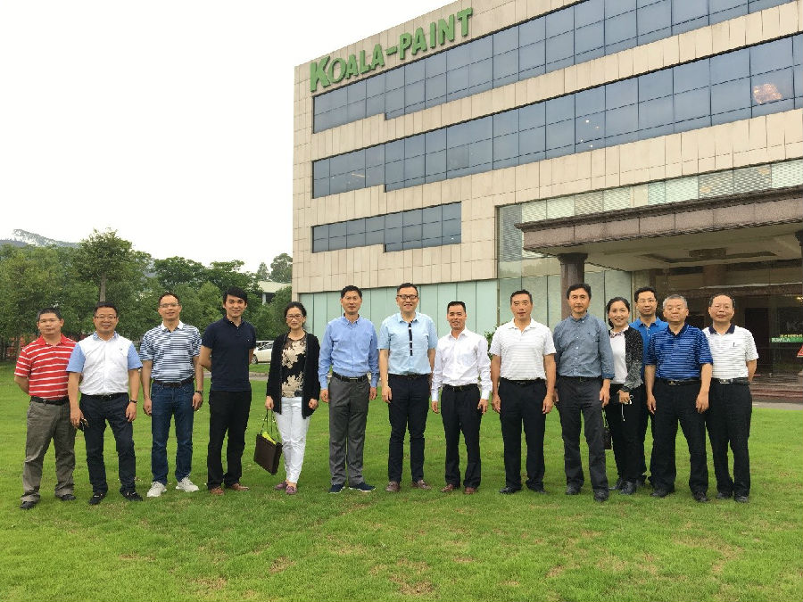 图为王帆经理、漆小萍书记、刘静艳副经理、曾毓昌执行会长与惠州EMBA员工合影