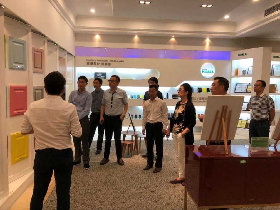 图为王帆经理、漆小萍书记、刘静艳副经理、曾毓昌执行会长参观澳达树熊涂料展厅