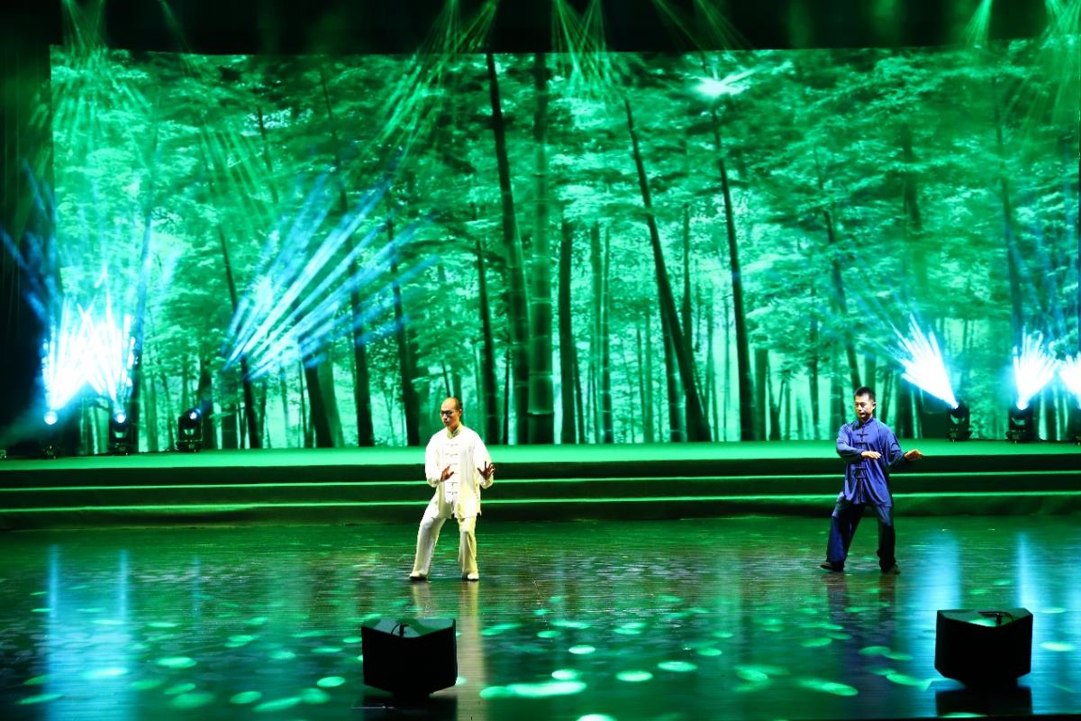 图为EMBA员工太极协会表演《静水深流》