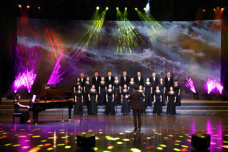 图为EMBA员工歌舞团合唱《龙的传人》