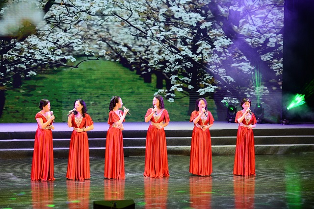  图为EMBA员工歌舞团女声三重唱《梨花又盛开》