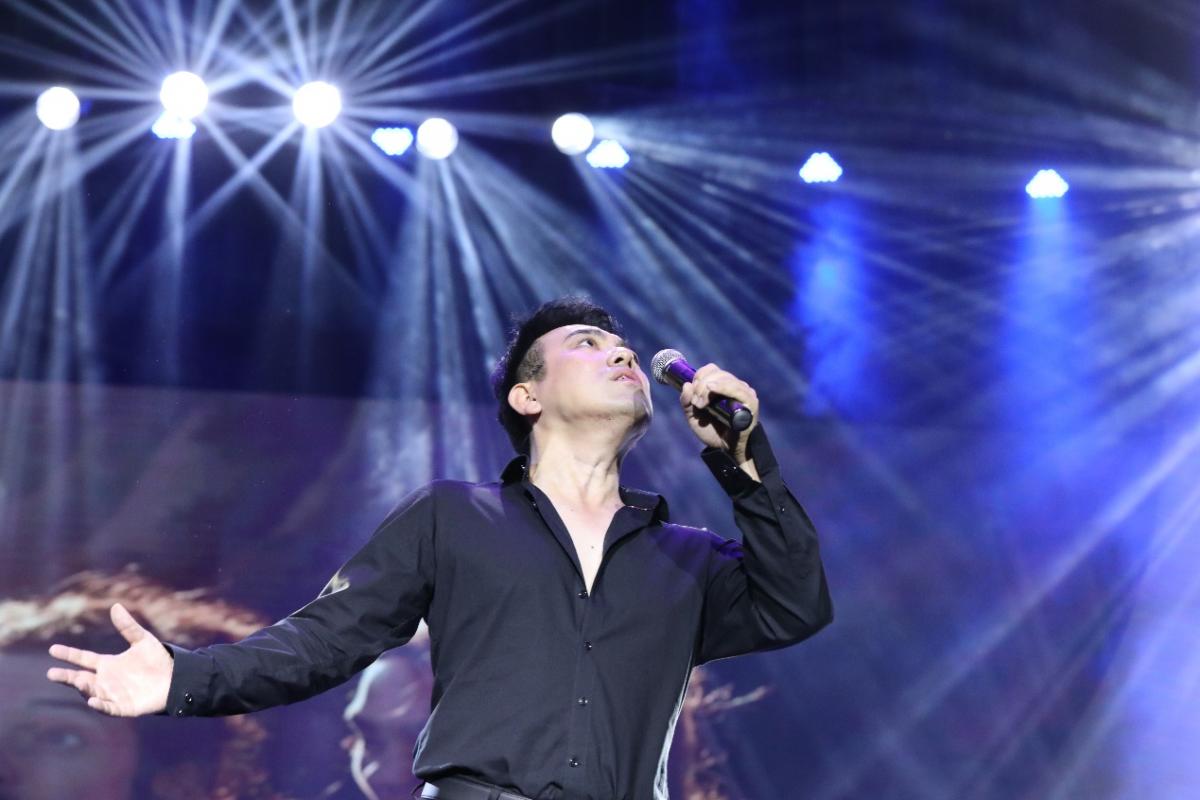  图为EMBA员工歌舞团男声独唱《Maria》