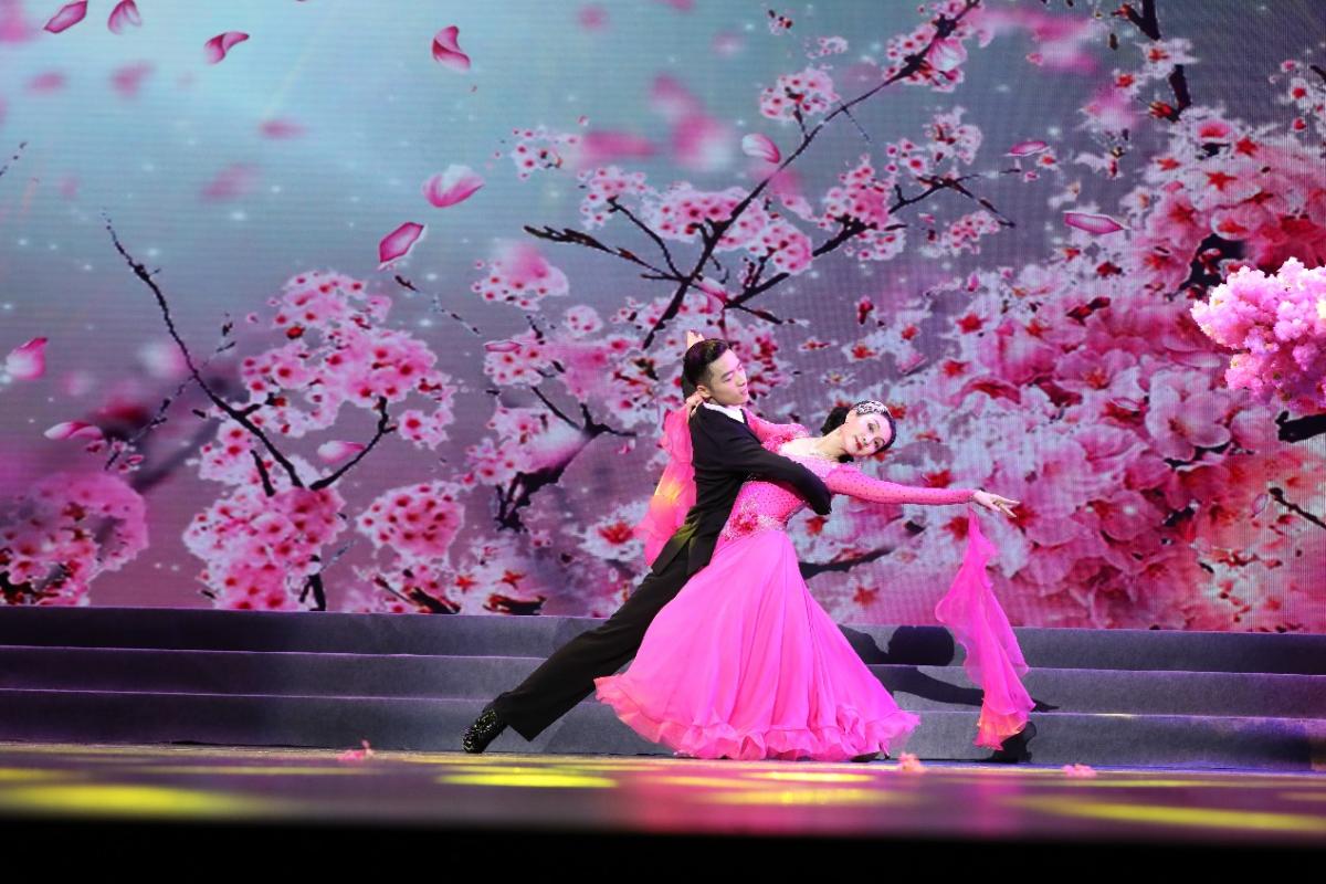 图为EMBA员工歌舞团舞蹈《樱花湖》