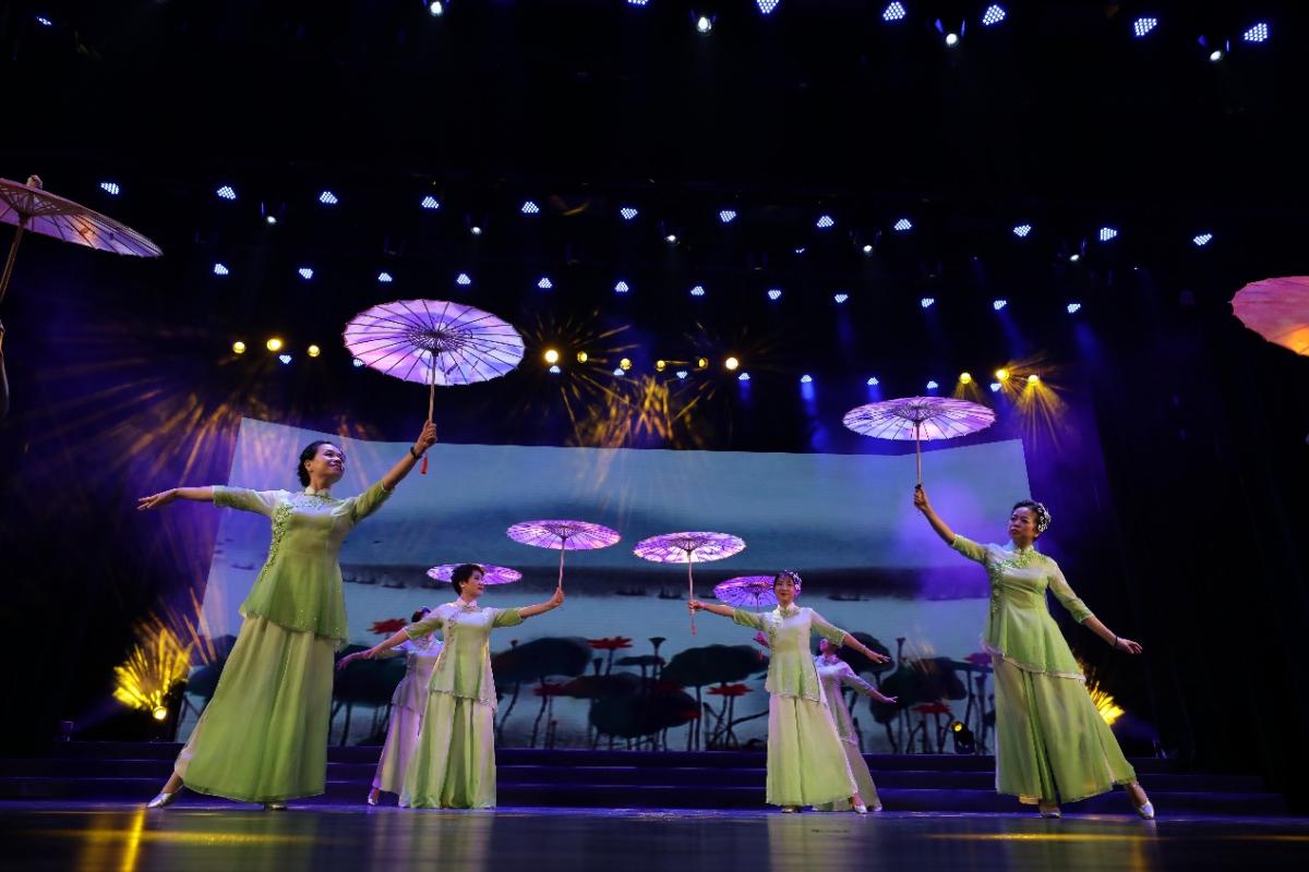 图为EMBA员工歌舞团舞蹈《采薇》