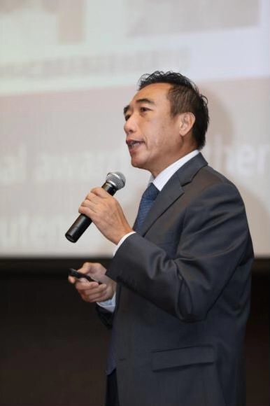 图为EMBA员工理事会曾毓昌执行会长讲话