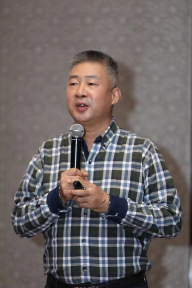 图为EMBA深圳员工分会韦弦会长讲话