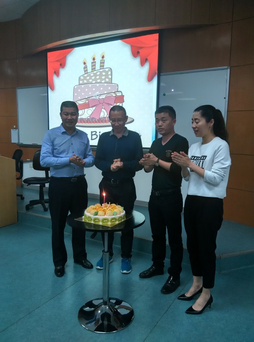 大家一起为4月份寿星们庆生