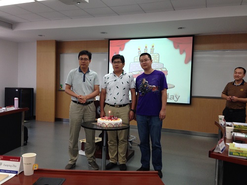 大家一起为7月份寿星庆生