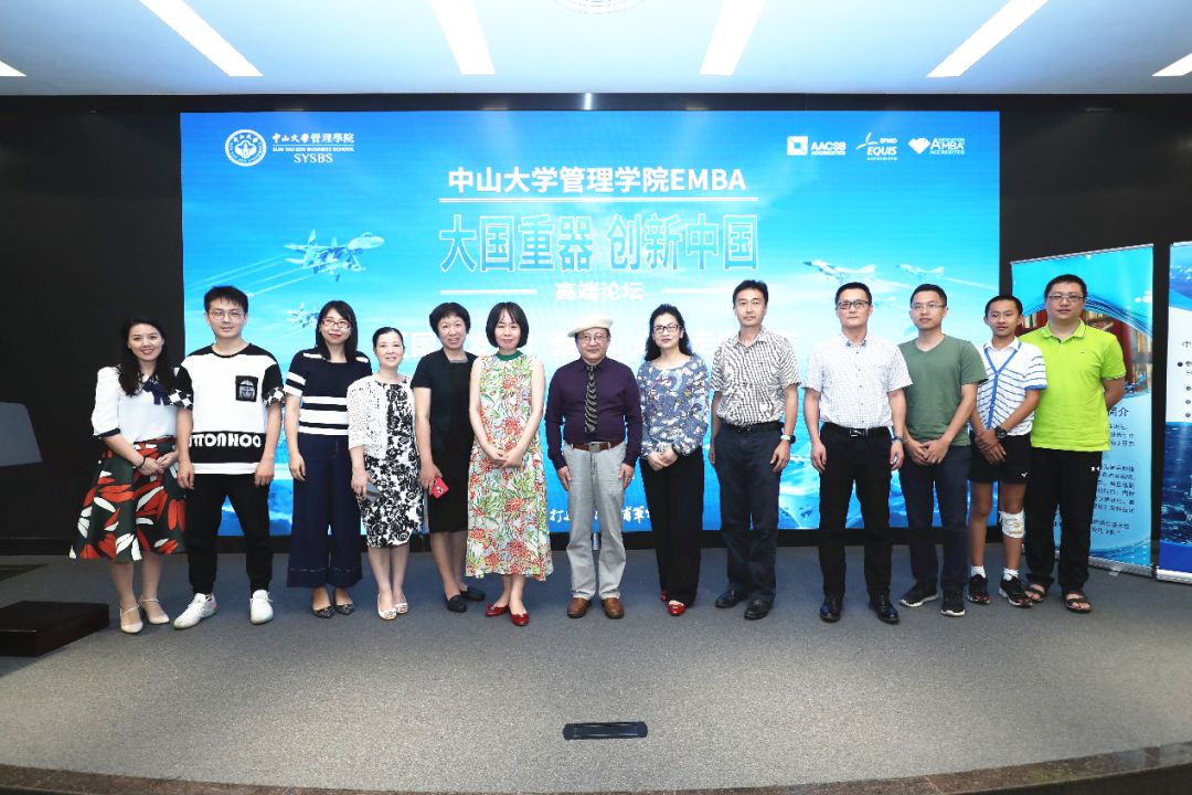 公司嘉宾、同学与余春大校合影