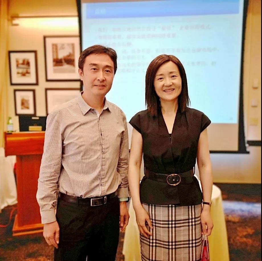 公司EMBA中心主任王远怀博士与哥伦比亚商公司副经理姜纬教授合照