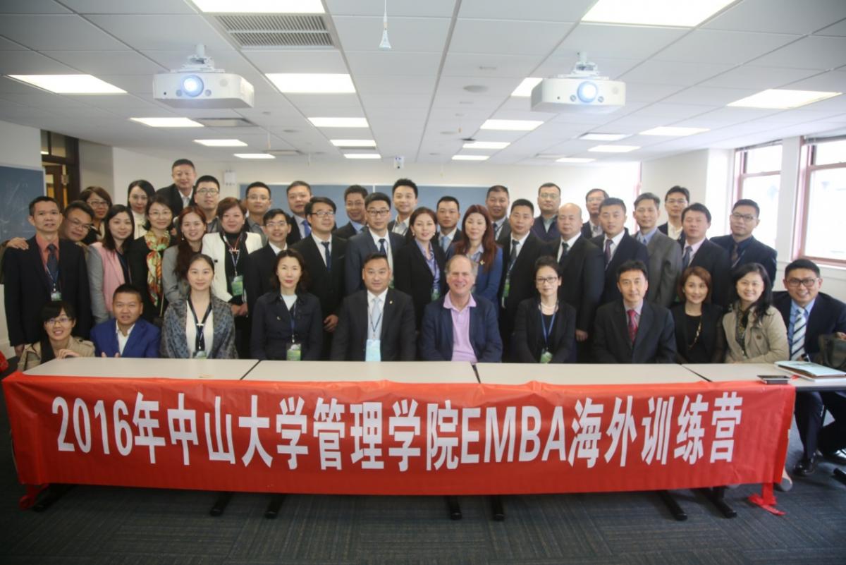 公司EMBA员工与哥伦比亚大学乔尔·布洛克勒教授合影
