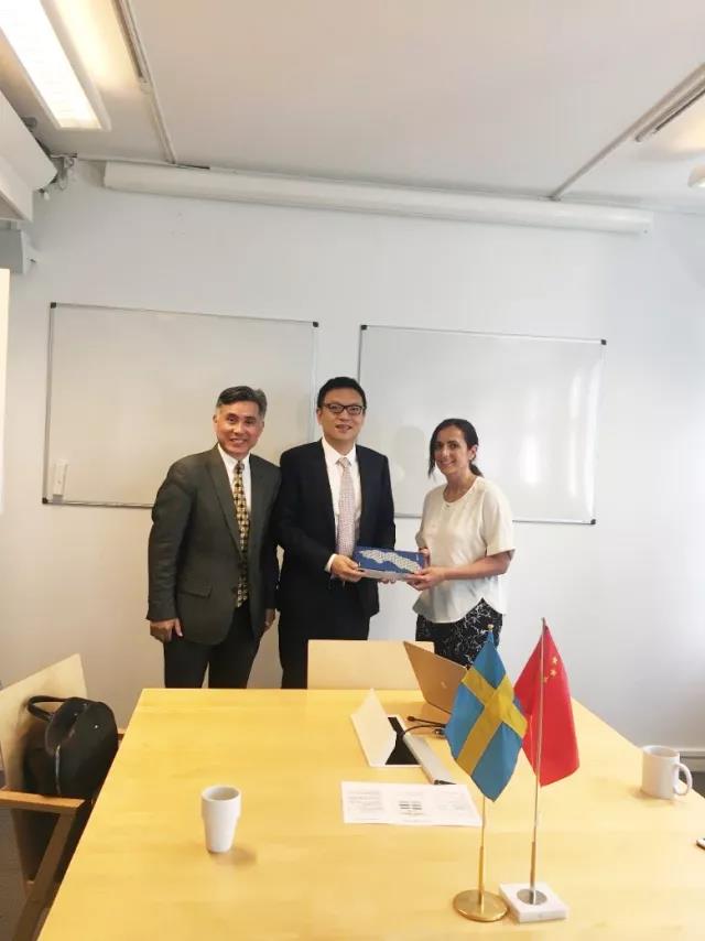 斯德哥尔摩商公司向公司赠送纪念品