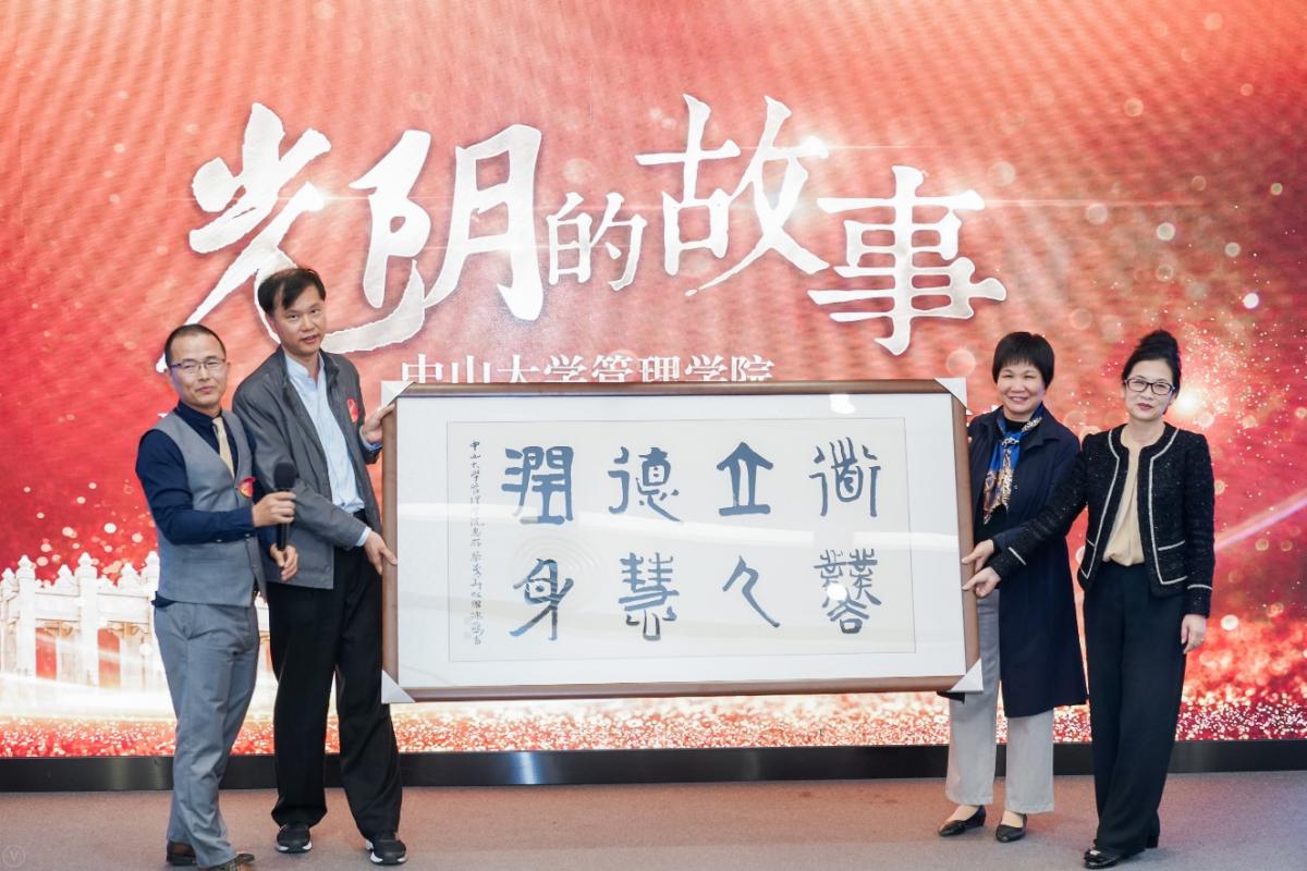 时光荏苒，师恩难忘。EMBA员工们向伟德国际victor1946老师献花再谢师恩。