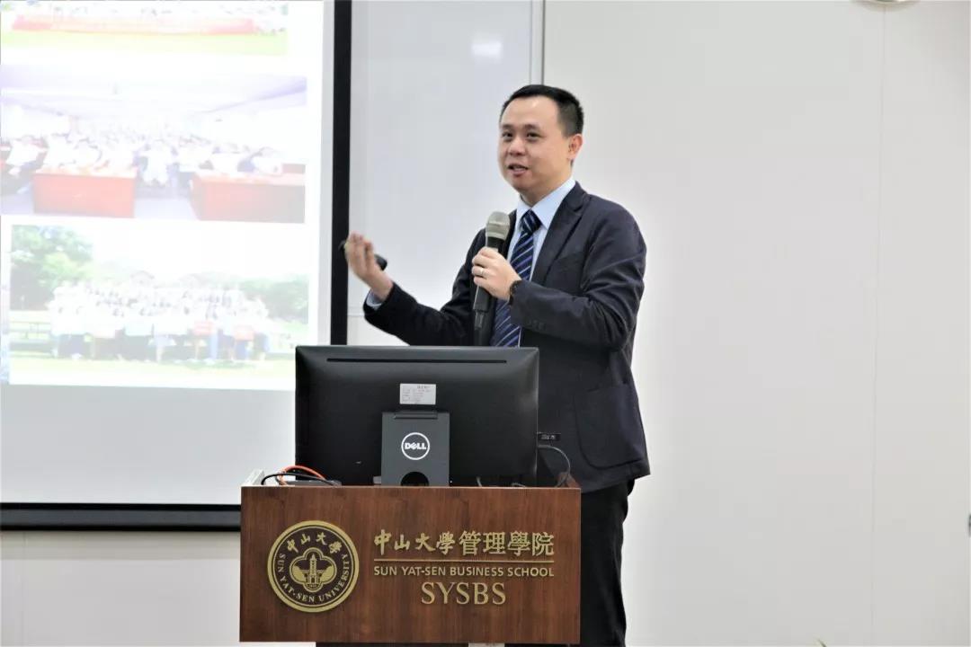 员工理事会秘书长柯建杰作工作汇报