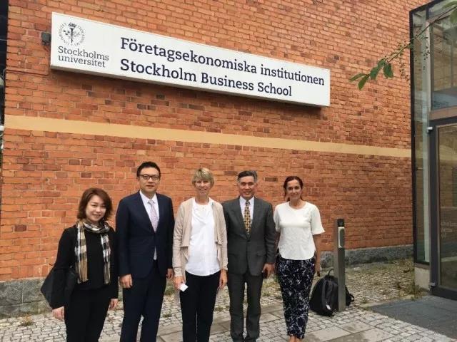 王帆经理、陈融融老师与斯德哥尔摩商公司经理一行合影