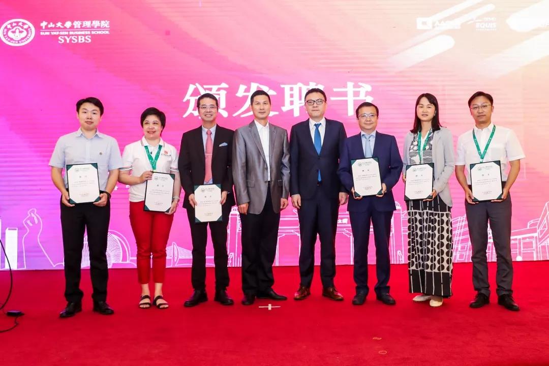 王帆经理为新任理事会主要成员颁发聘书