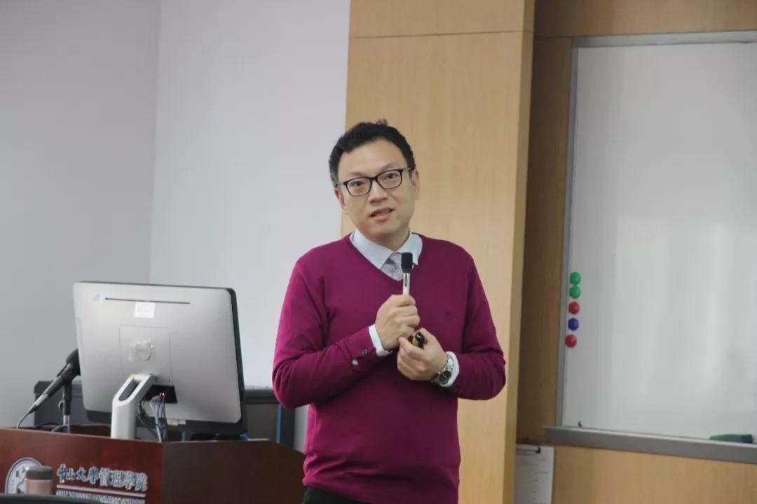 王帆经理作公司工作报告及财务报告