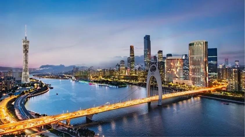 站在天德广场，视野开阔。东览猎德大桥、琶洲塔、会展中心，西南眺望广州塔、海心沙、二沙岛。一线江景，尽收眼底。