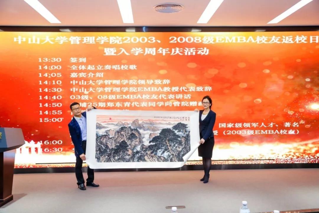 伟德国际victor1946刘静艳副经理代表公司接受赠画