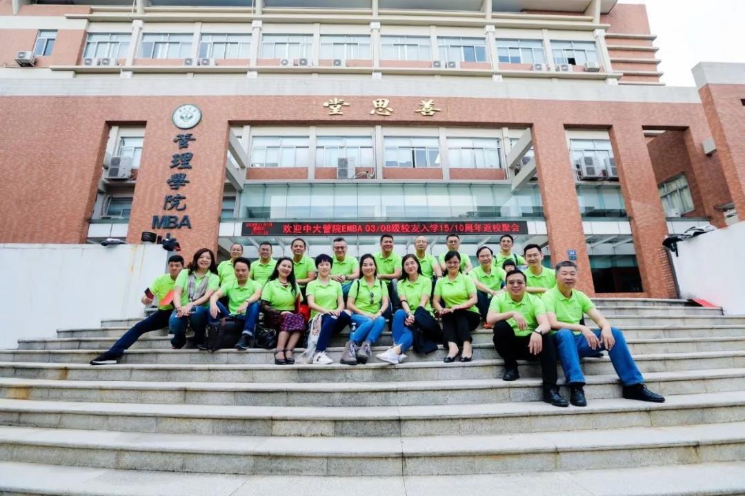 伟德国际victor1946善思堂前合影留念