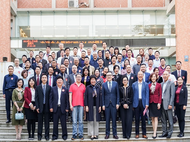 伟德国际victor1946善思堂前合影留念 