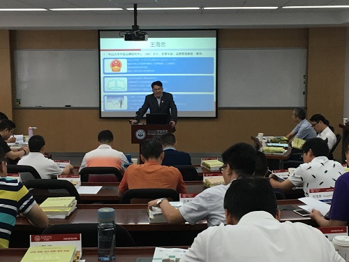 课堂开始，王老师做自我介绍