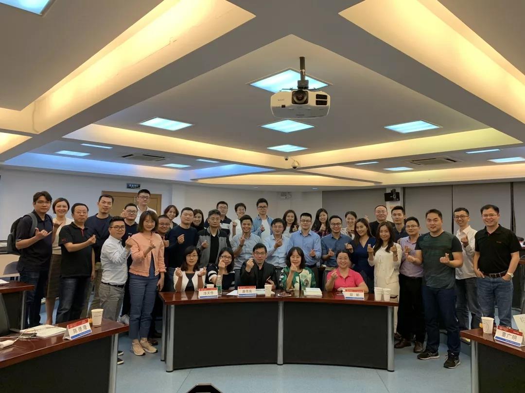 （傅慧教授与参加讲座的员工合影）