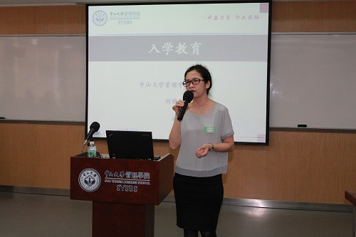 （刘静艳副经理面向新同学开展学前教育）