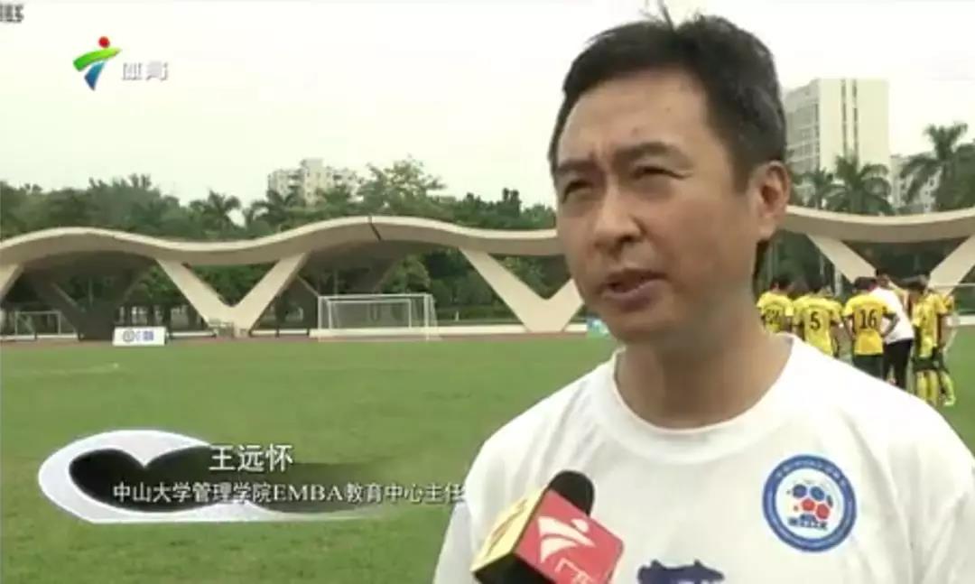 （公司EMBA教育中心主任王远怀接受记者采访）