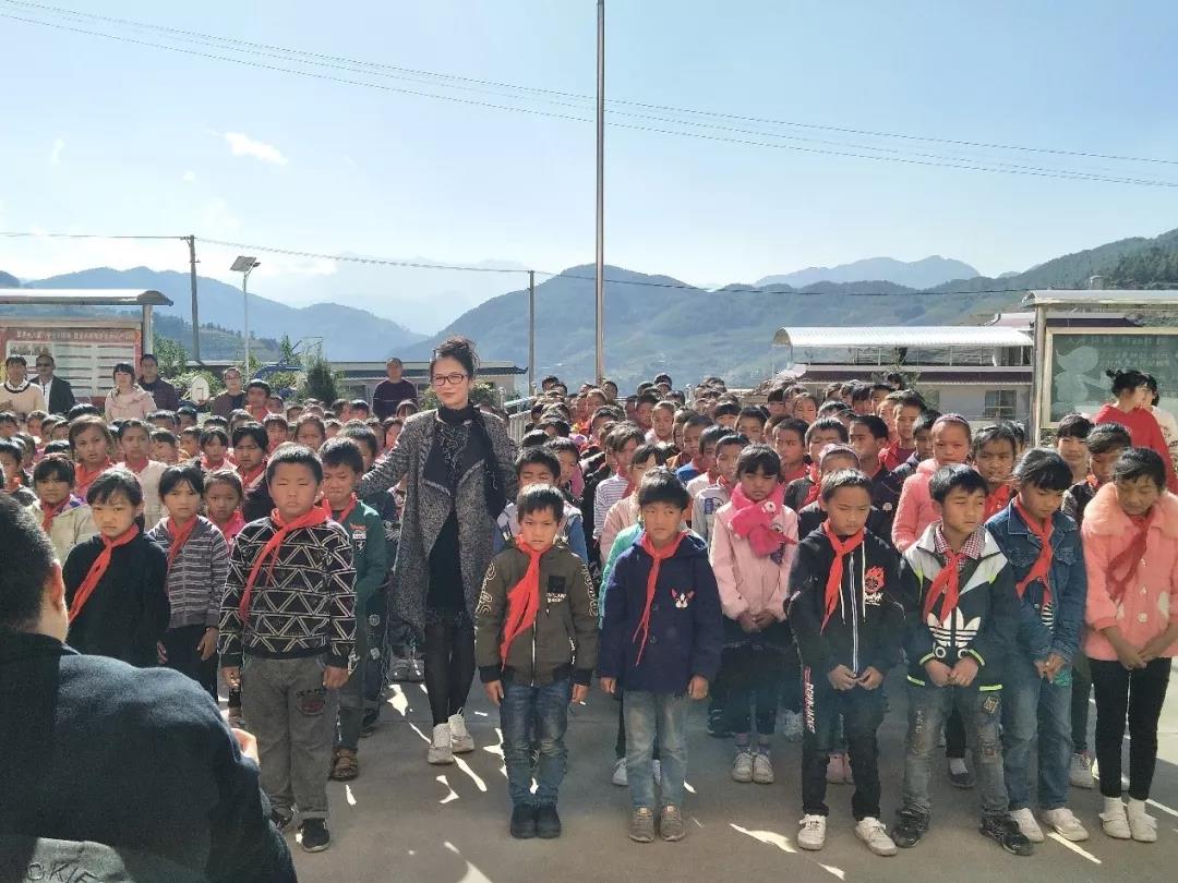 2018年11月，刘静艳副经理到团山完小参加助学金发放仪式2