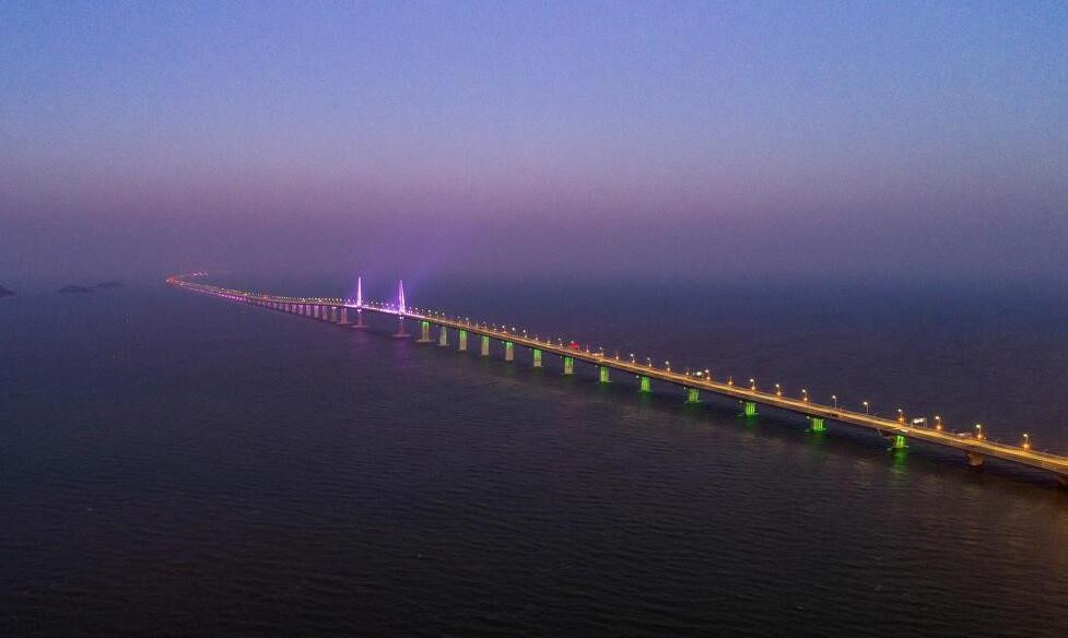 夜幕下的港珠澳大桥，图片来自网络