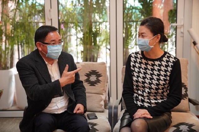 钟课枝与张智强先生商量捐赠事宜