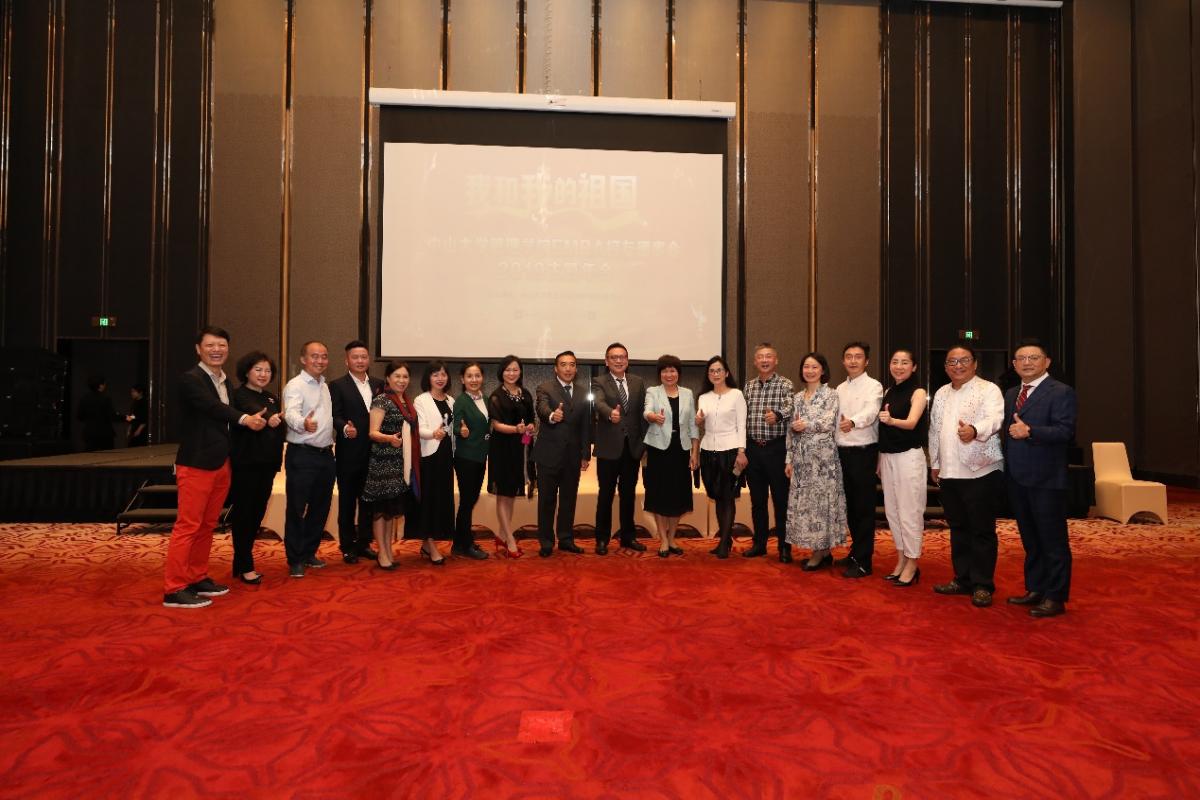 图为公司领导和EMBA协会/俱乐部会长合影留念