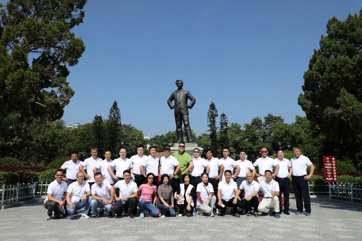 图为EMBA4期（04冬甲班）师生们在澎湃同志雕塑前合影留念