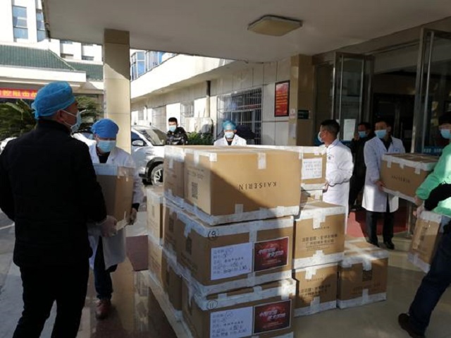 凝聚着铠琪人一片爱心的铠琪高品质毛衣驰援潜江市一线医护人员