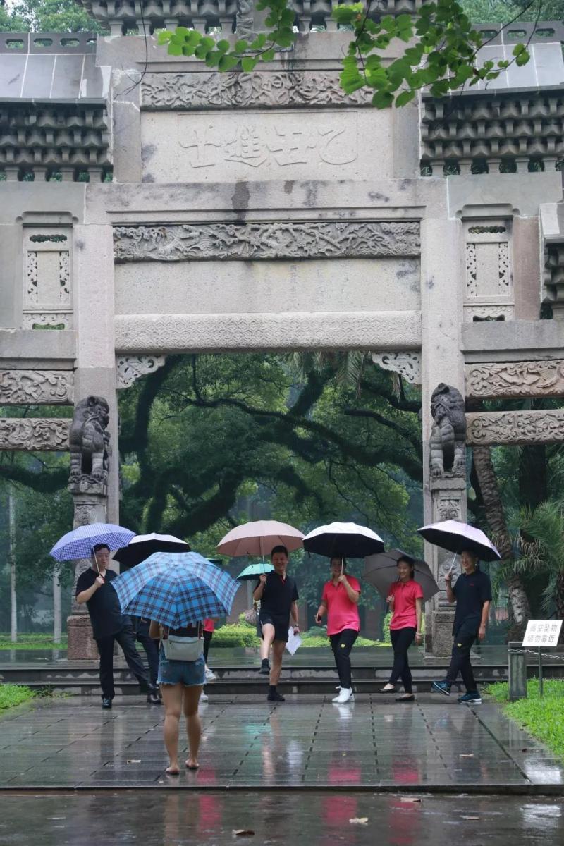 C组打卡点六：乙丑进士牌坊寻找制服人员合影